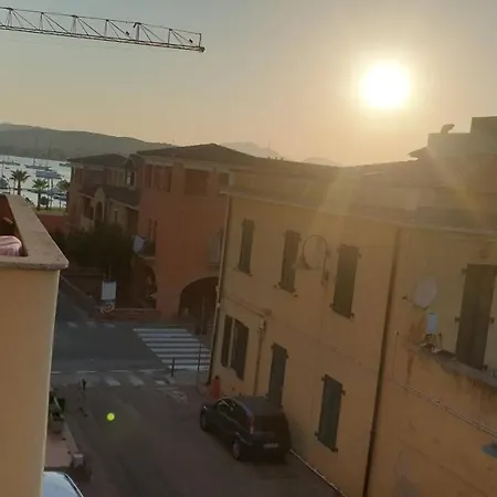 Capo Figari 15, Spazioso Nel Centro Di Con Terrazza, Wi-fi, Parcheggio Gratuito Apartament