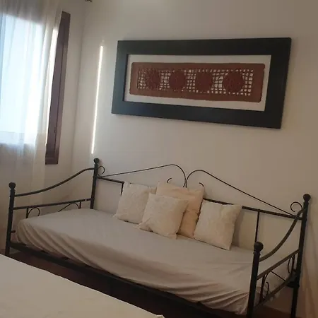 Capo Figari 15, Spazioso Nel Centro Di Con Terrazza, Wi-fi, Parcheggio Gratuito Апартаменты *