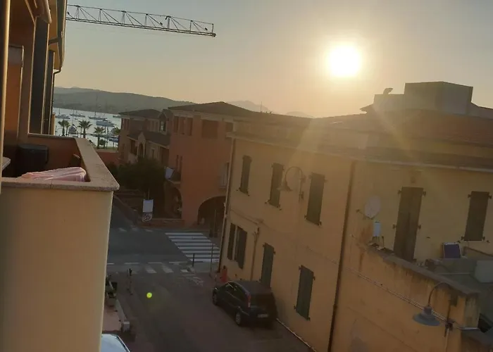 Capo Figari 15, Spazioso Nel Centro Di Con Terrazza, Wi-fi, Parcheggio Gratuito Апартаменты