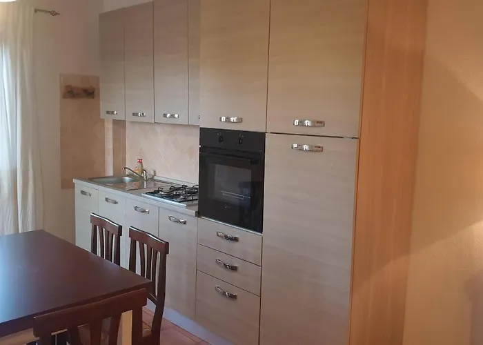 Capo Figari 15, Spazioso Nel Centro Di Con Terrazza, Wi-fi, Parcheggio Gratuito Апартаменты *