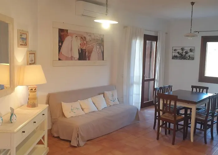 Capo Figari 15, Spazioso Nel Centro Di Con Terrazza, Wi-fi, Parcheggio Gratuito Апартаменты *