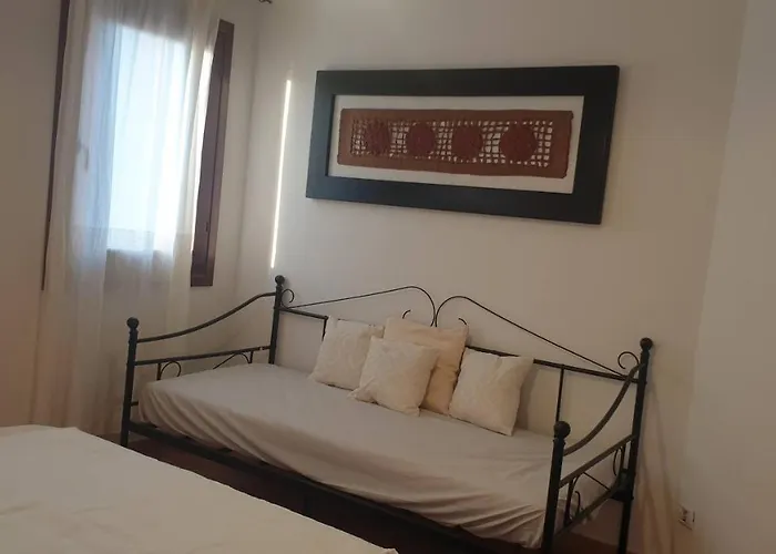 Capo Figari 15, Spazioso Nel Centro Di Con Terrazza, Wi-fi, Parcheggio Gratuito Апартаменты *